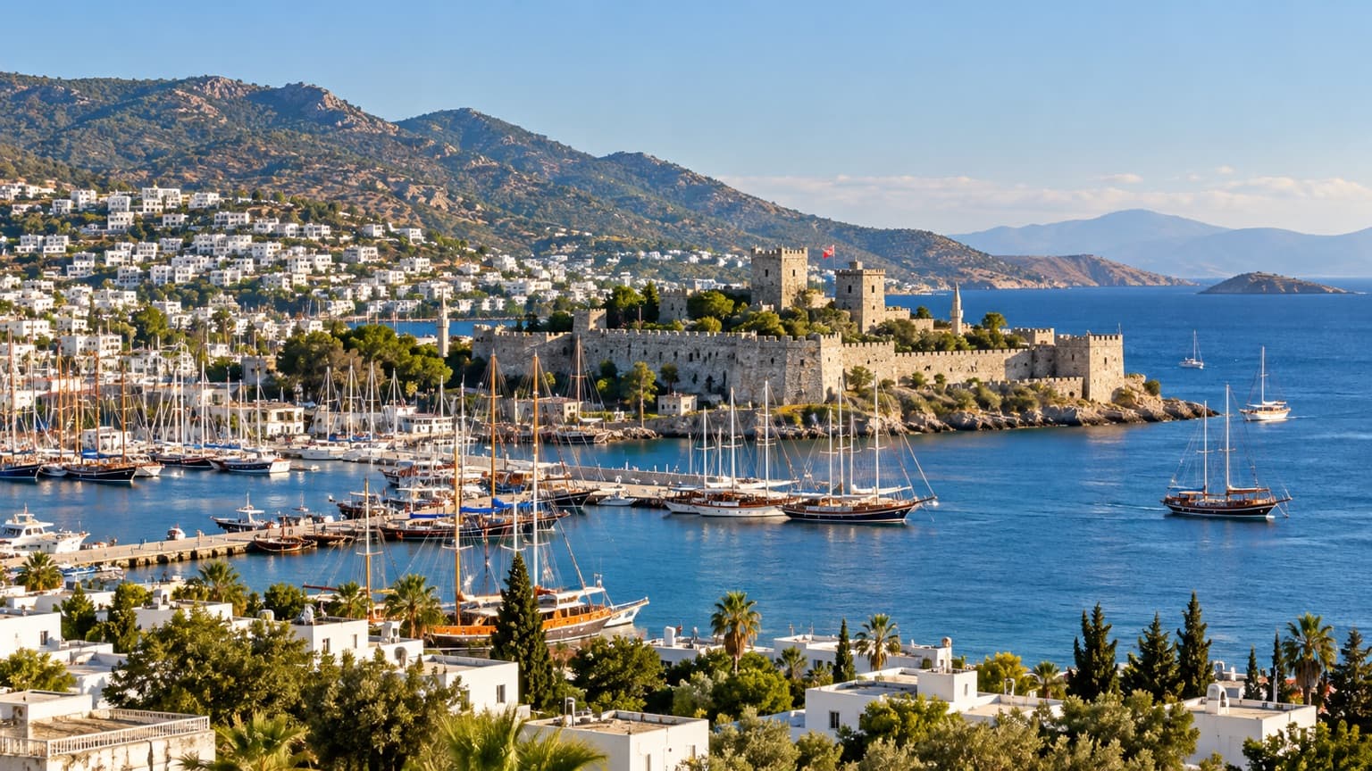 Bodrum'da beyaz evler, kale ve koy