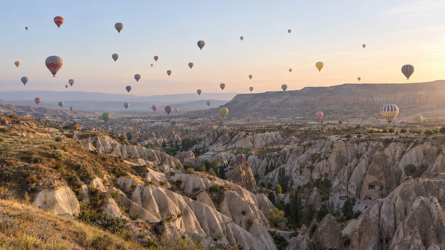 Kapadokya peribacaları ve balonlar