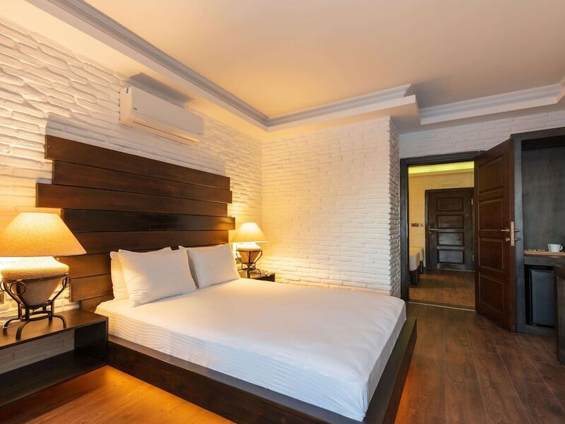 Manaspark Deluxe Hotel