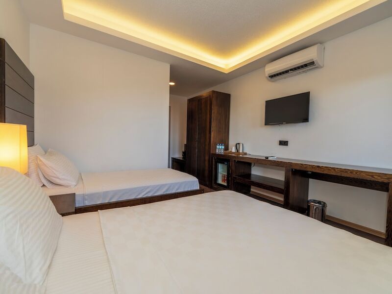 Manaspark Deluxe Hotel