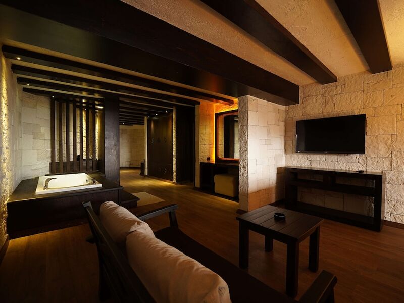 Manaspark Deluxe Hotel