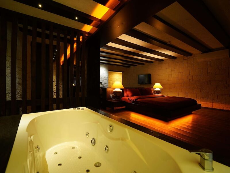 Manaspark Deluxe Hotel