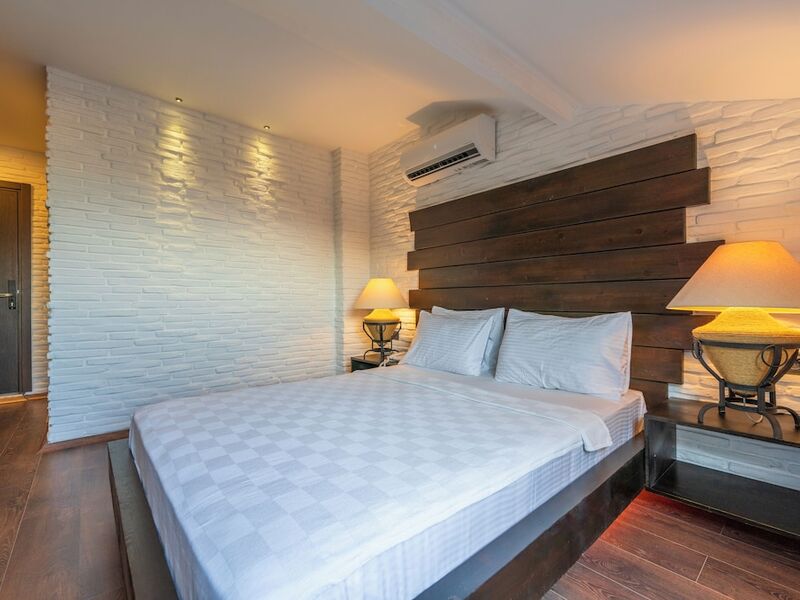 Manaspark Deluxe Hotel