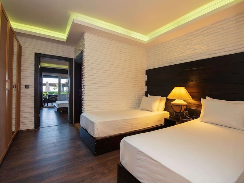 Manaspark Deluxe Hotel