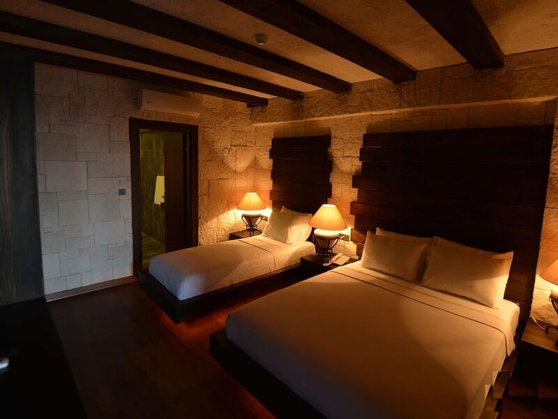 Manaspark Deluxe Hotel