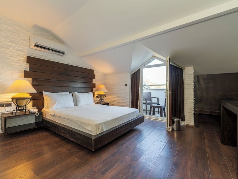 Manaspark Deluxe Hotel