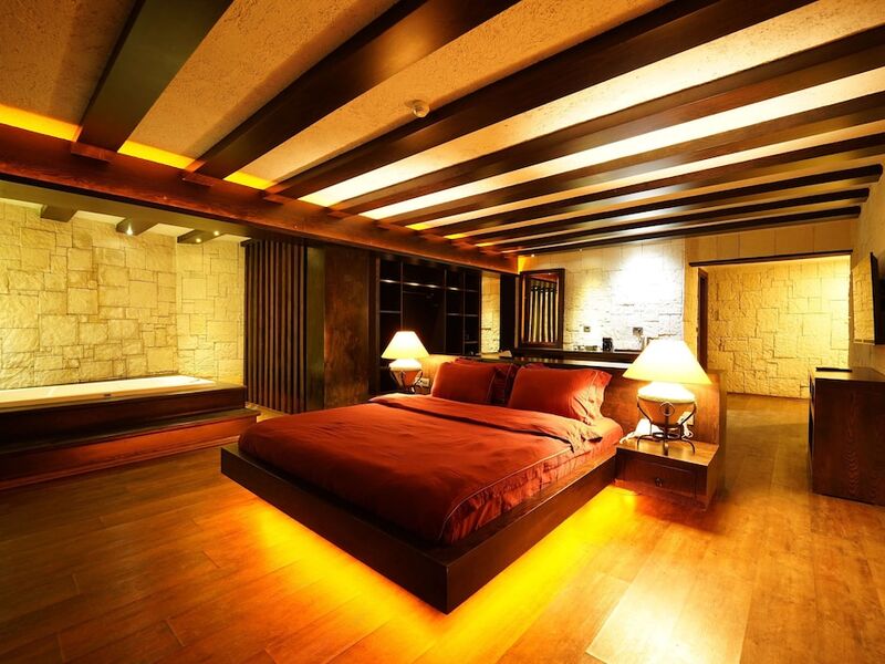 Manaspark Deluxe Hotel