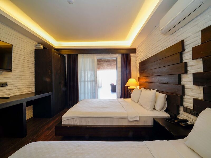 Manaspark Deluxe Hotel