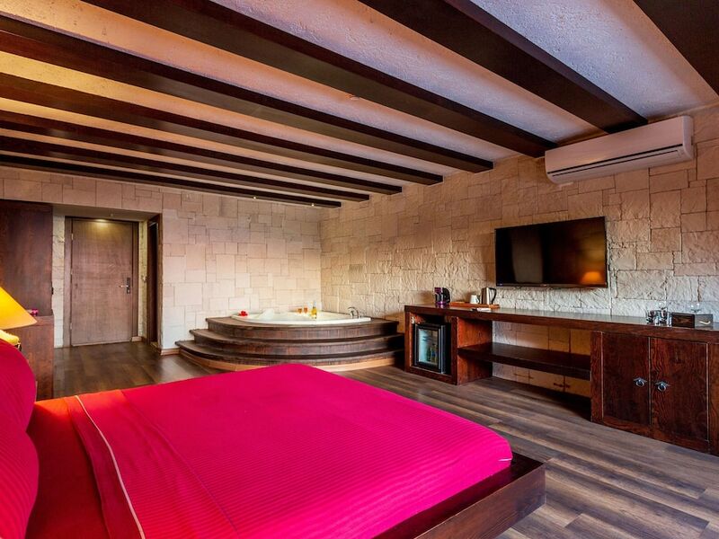 Manaspark Deluxe Hotel
