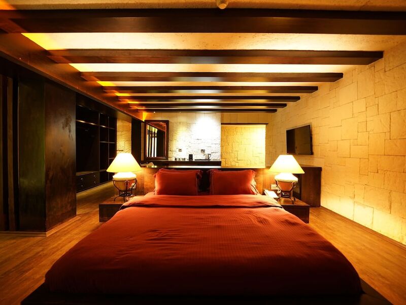 Manaspark Deluxe Hotel