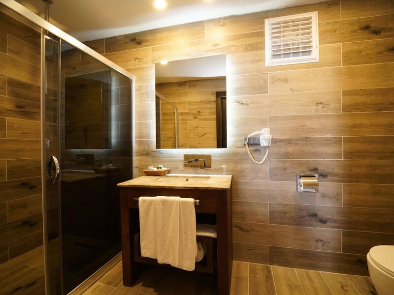 Manaspark Deluxe Hotel