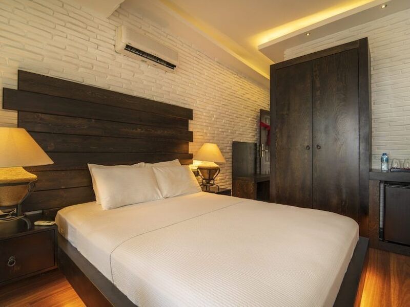 Manaspark Deluxe Hotel
