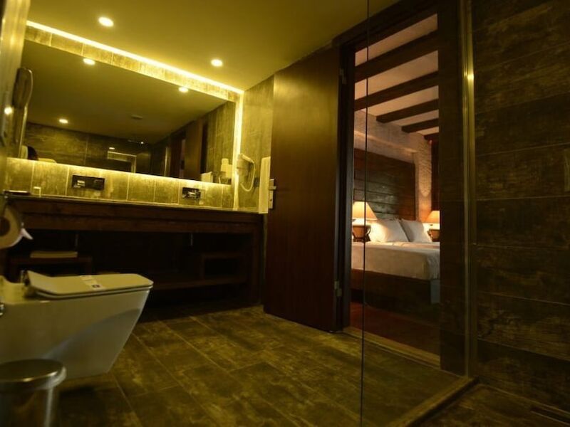 Manaspark Deluxe Hotel