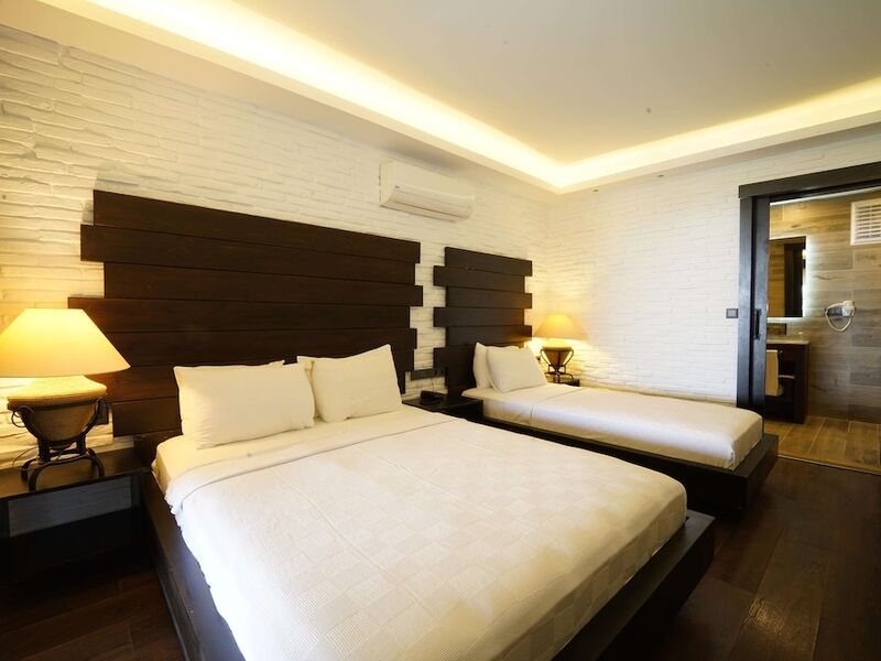 Manaspark Deluxe Hotel