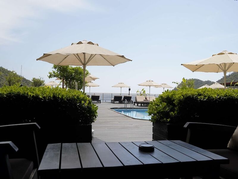 Manaspark Deluxe Hotel