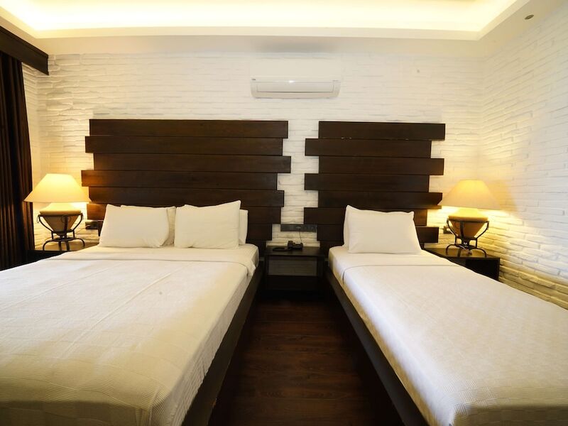 Manaspark Deluxe Hotel