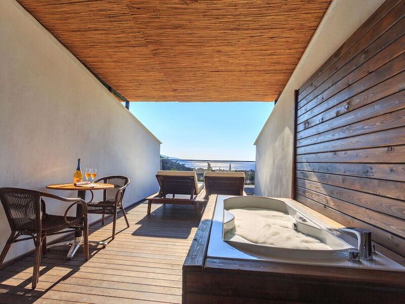 Manaspark Deluxe Hotel
