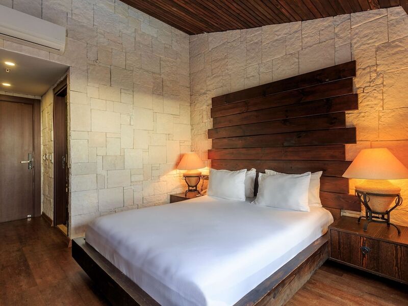 Manaspark Deluxe Hotel