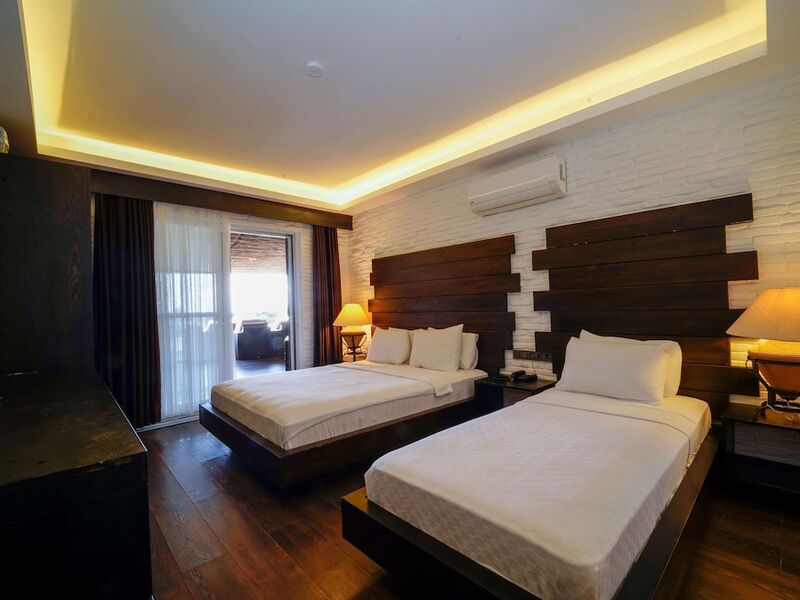 Manaspark Deluxe Hotel