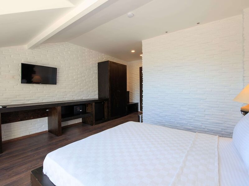 Manaspark Deluxe Hotel