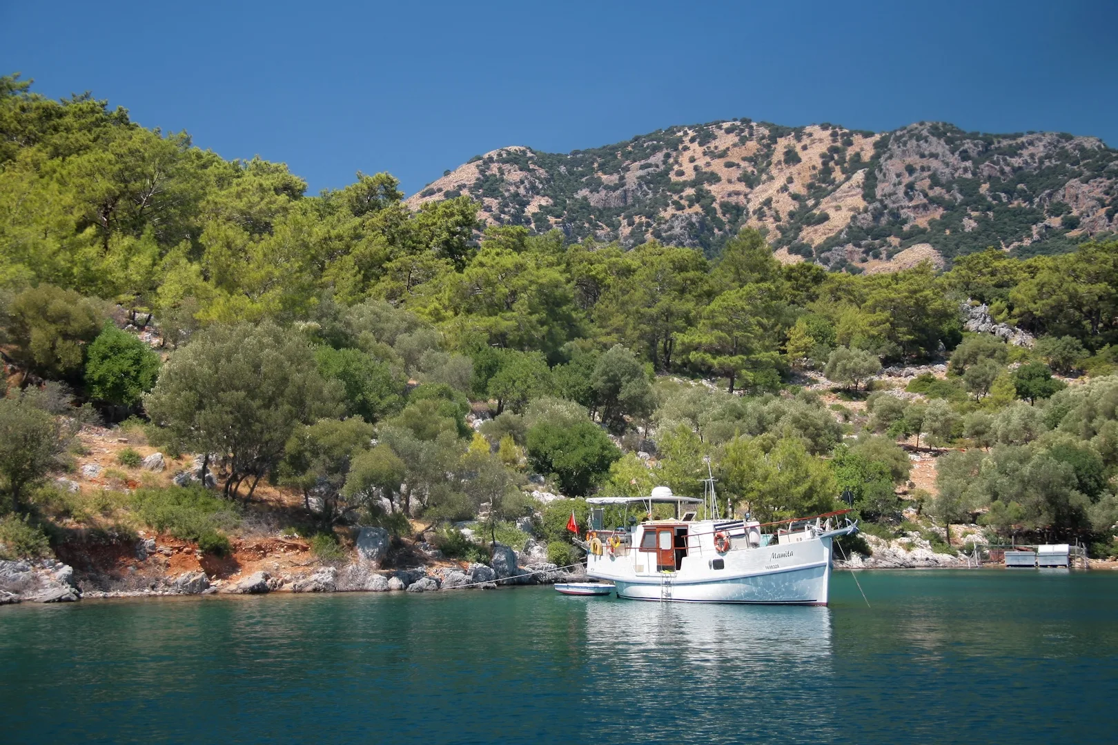 Villa Sultan, Göcek koylarından Miraç Koyu, villanın çevresi