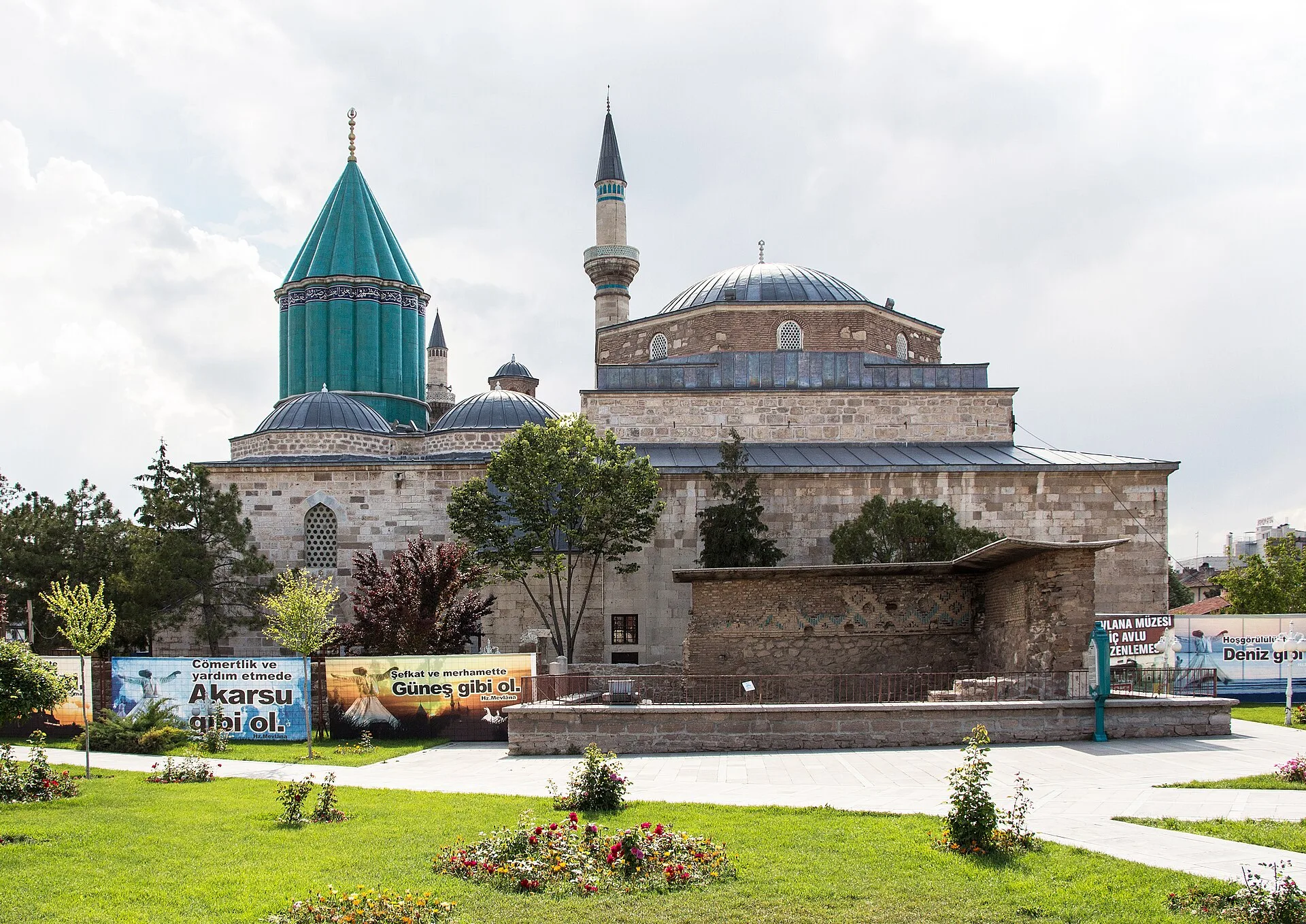 Konya'da Mevlana Müzesi ve yeşil kubbesi