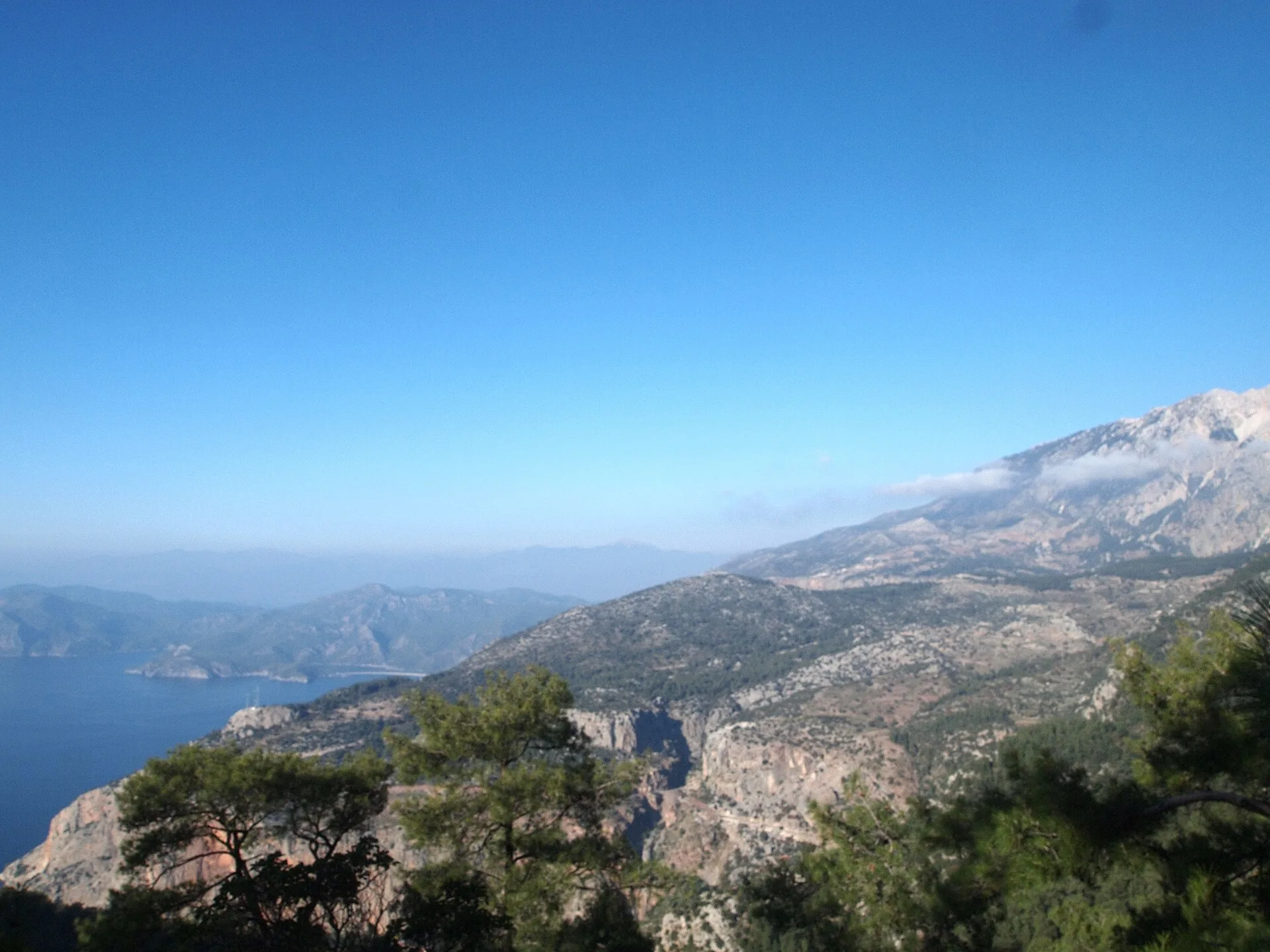 Villa Valor 1, Babadağ'ın batı yamacından Ölüdeniz koyu, villanın çevresi