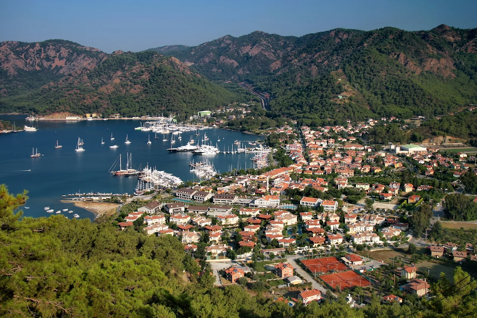 Villa Güney, Tepeden Göcek kasabası ve koyu, villanın bulunduğu yer