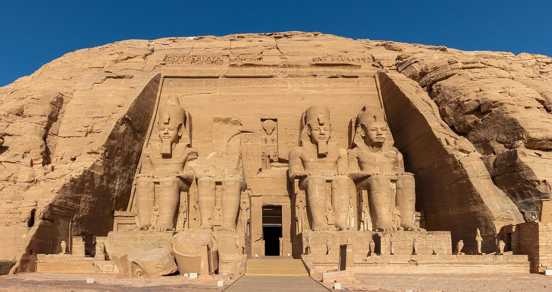 Mısır ve Nil Nehri Gemi Turu 7 Gece - THY ile İstanbul Çıkışlı, Abu Simbel'de II. Ramses Tapınağı'nın cephesi, Mısır