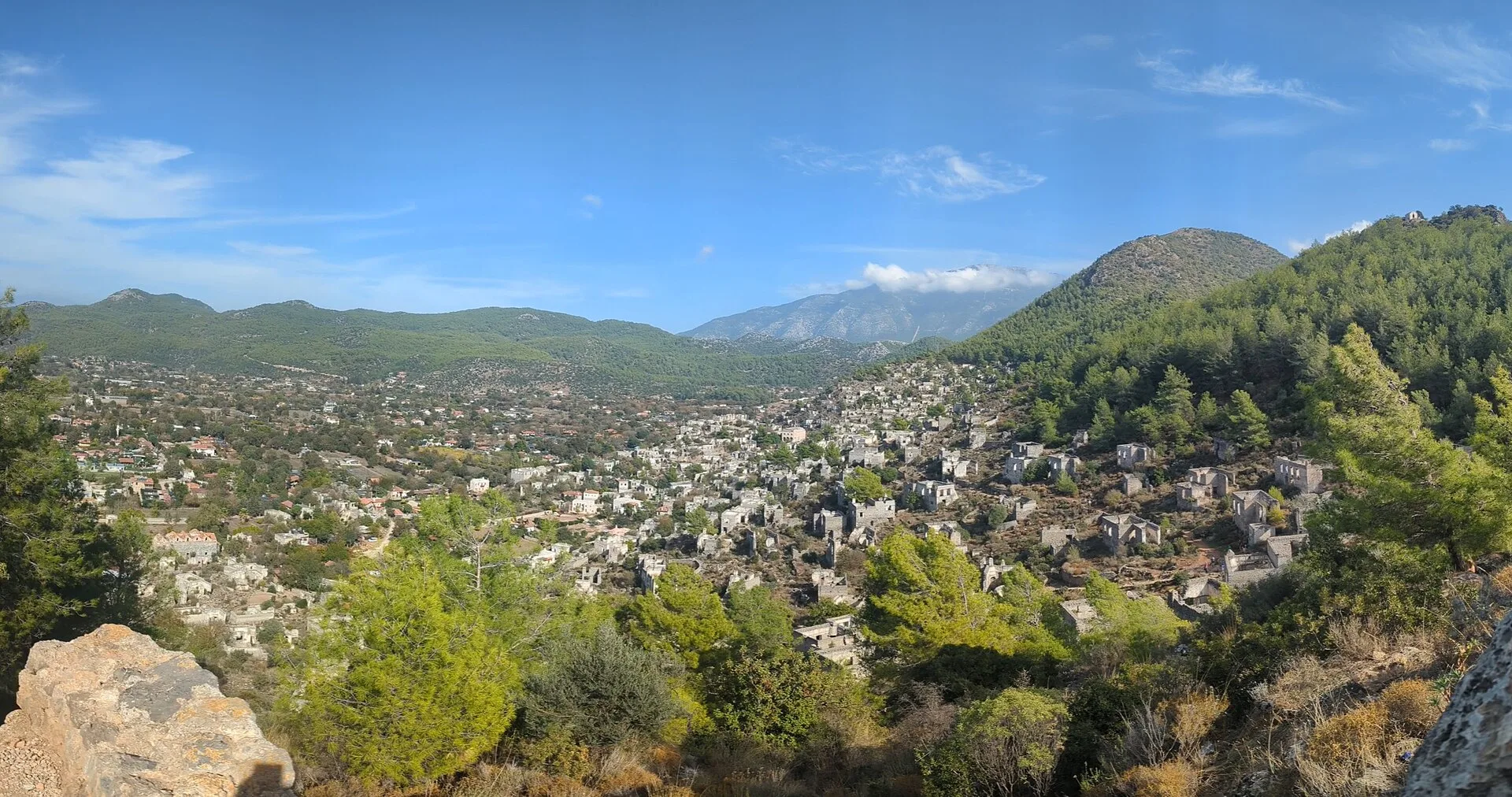 Villa Marina, Kayaköy (Livissi) yamacındaki taş evler, villanın bulunduğu köy
