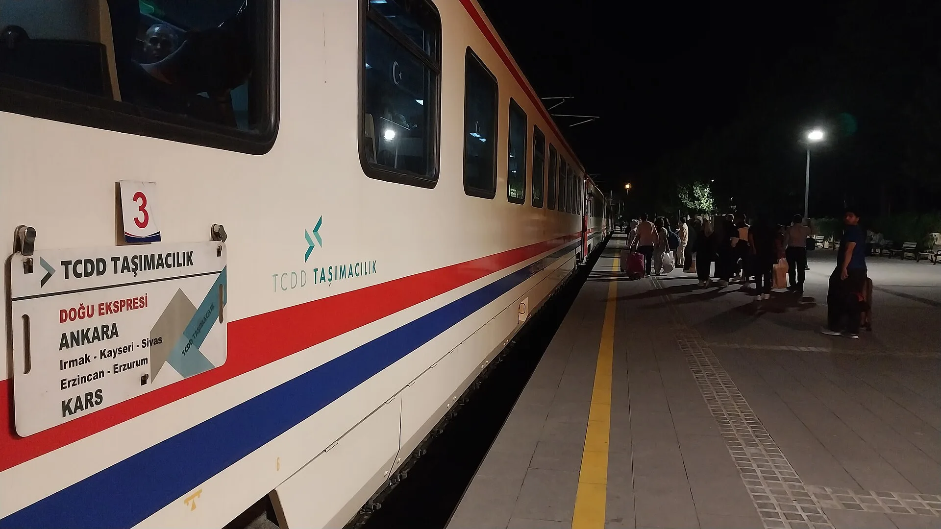Doğu Ekspresi treni karlı yolculukta